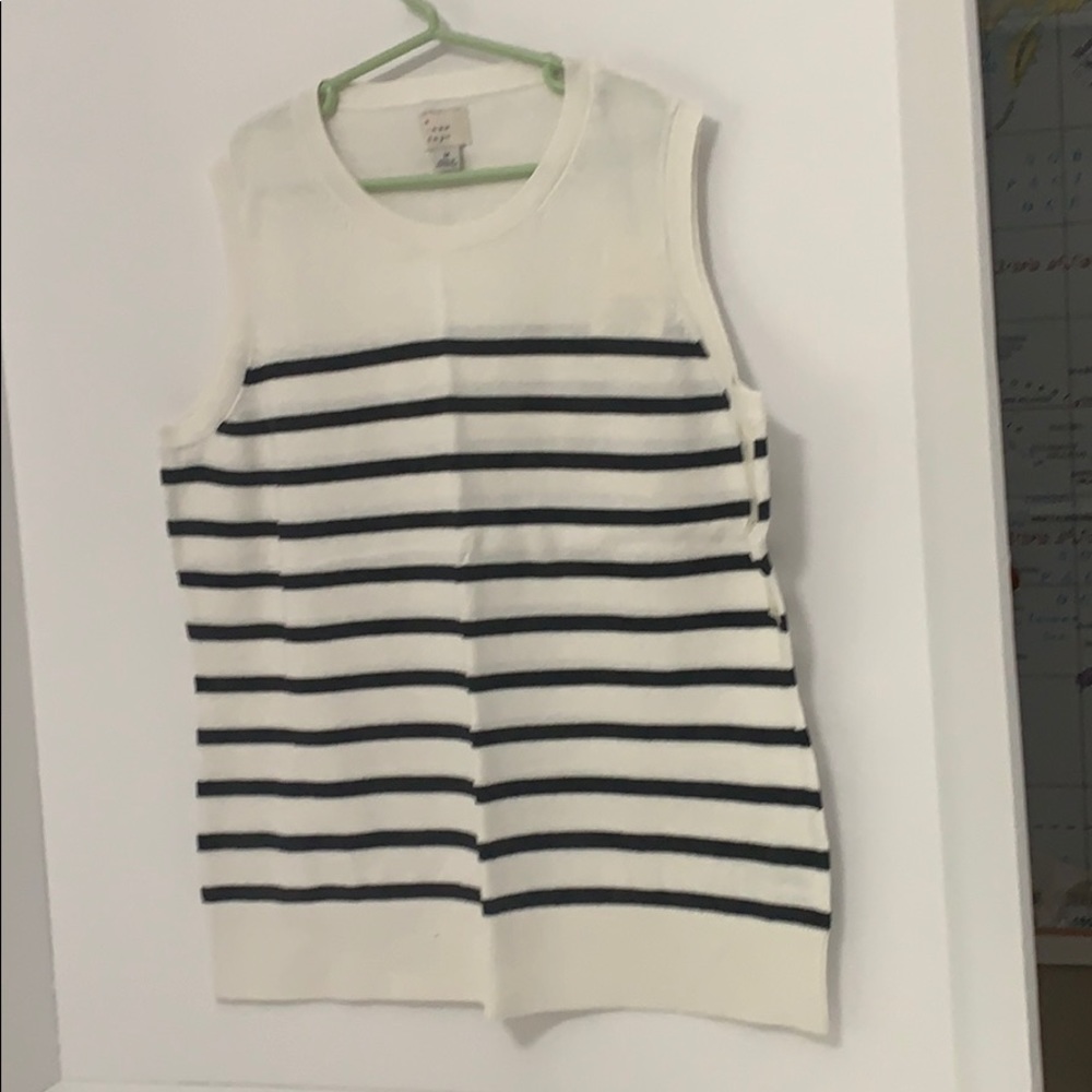 Ladies sleeveless sweater/blouse
